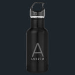 Gepersonaliseerd Modern Simple Black Grey Monogram Waterfles<br><div class="desc">Persoonlijke naam en Initiaal Letter Roestvrij stalen waterflesje met een aangepast monogram in een trendy moderne en minimale klassieke sans serif lettertype voor een eenvoudige, maar verfijnde en masculine look. In grijs weergegeven op een zwarte metalen waterfles, kunnen de tekstkleuren en lettertypen worden gewijzigd en zijn er verschillende flessenkleuren beschikbaar...</div>