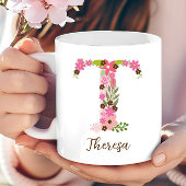 Gepersonaliseerd monogram Bloemletter T Koffiemok