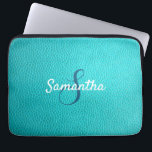 Gepersonaliseerd monogram en blauw leder laptop sleeve<br><div class="desc">Een mooie hemelblauwe,  lederen laptophoes.
U kunt het personaliseren met jouw naam en monogram initiaal.</div>