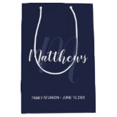 Gepersonaliseerd monogram en familienaam Navy Blue Medium Cadeauzakje (Voorkant)