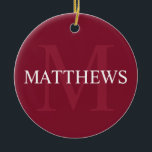Gepersonaliseerd monogram en naam Burgundy Red Keramisch Ornament<br><div class="desc">Gepersonaliseerde Monogram en Name Gift kenmerkt gepersonaliseerde naam in wit en monogram in lichtdoorschijnend rood als achtergrond,  in klassieke serif doopvontstijl,  op de woedde rode achtergrond. Ideaal voor vakantie,  gezinshereniging en speciale gelegenheden.</div>