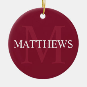 Gepersonaliseerd monogram en naam Burgundy Red Keramisch Ornament