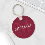 Gepersonaliseerd monogram en naam Burgundy Red Sleutelhanger<br><div class="desc">Gepersonaliseerde Monogram en Name Gift kenmerkt gepersonaliseerde naam in wit en monogram in lichtdoorschijnend rood als achtergrond,  in klassieke serif doopvontstijl,  op de woedde rode achtergrond. Perfect als vakantiecadeau,  familiehereniging,  bedankt voor groomsmen en cadeau voor alle speciale gelegenheden.</div>
