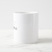 Gepersonaliseerd monogram en naam grote koffiekop (Voorkant)