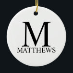 Gepersonaliseerd monogram en naam keramisch versie ornament<br><div class="desc">De gepersonaliseerde Monogram en de Gift van de Naam kenmerkt gepersonaliseerd monogram en de naam in zwarte klassieke serif doopvontstijl op witte achtergrond. Ideaal voor vakantie,  gezinshereniging en speciale gelegenheden.</div>