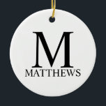 Gepersonaliseerd monogram en naam keramisch versie ornament<br><div class="desc">De gepersonaliseerde Monogram en de Gift van de Naam kenmerkt gepersonaliseerd monogram en de naam in zwarte klassieke serif doopvontstijl op witte achtergrond. Ideaal voor vakantie,  gezinshereniging en speciale gelegenheden.</div>