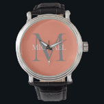 Gepersonaliseerd Monogram en Naam Lichtroze Horloge<br><div class="desc">Gepersonaliseerd Elegant Monogram en Naam Gifts met gepersonaliseerd monogram in klassieke serif lettertype stijl met doos van naam in het midden van monogram.</div>