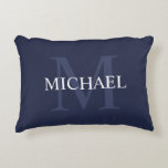 Gepersonaliseerd monogram en naam marineblauw accent kussen<br><div class="desc">De gepersonaliseerde Monogram en de Gift van de Naam kenmerkt gepersonaliseerde naam in wit en monogram in lichtblauw van de marine als achtergrond,  in klassieke serif doopvontstijl,  op marine blauwe achtergrond. Perfect als vakantiecadeau,  gezinshereniging voor mensen,  cadeautje voor het huishouden,  huwelijkscadeau en cadeau voor speciale gelegenheden.</div>
