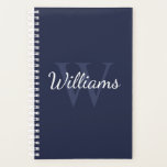 Gepersonaliseerd monogram en naam marineblauw planner<br><div class="desc">De gepersonaliseerde eigenschappen van het Monogram en van de Gift van de Naam personaliseerde naam in de witte stijl van de manuscriptdoopvont en monogram in lichte navy blauwe serif doopvontstijl als achtergrond,  op marine blauwe achtergrond. Perfect als cadeau voor hem,  vaderdag cadeau en cadeau voor alle speciale gelegenheden.</div>