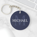 Gepersonaliseerd monogram en naam marineblauw sleutelhanger<br><div class="desc">De gepersonaliseerde Monogram en de Gift van de Naam kenmerkt gepersonaliseerde naam in wit en monogram in lichtblauw van de marine als achtergrond,  in klassieke serif doopvontstijl,  op marine blauwe achtergrond. Perfect als vakantiecadeau,  familiehereniging,  bedankt voor groomsmen en cadeau voor alle speciale gelegenheden.</div>