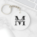 Gepersonaliseerd monogram en naam sleutelhanger<br><div class="desc">Gepersonaliseerde Monogram- en naamcadeaus met gepersonaliseerde monogram en naam in klassieke stijl van het serif lettertype. Perfect als vaderdag cadeautjes voor vader,  cadeaus voor grootvader,  echtgenoot,  groom,  beste man,  groomsmen en nog veel meer.</div>