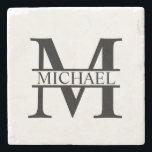 Gepersonaliseerd monogram en naam stenen onderzetter<br><div class="desc">Gepersonaliseerde monogram- en naamcadeautjes met gepersonaliseerd monogram in klassieke stijl van het serif lettertype met naamdoos in het midden van het monogram. Perfect als huisdecors,  huisvretende cadeaus,  feestcadeaus voor familie,  nieuwigheden en nog veel meer.</div>