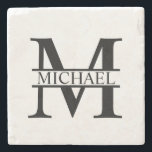 Gepersonaliseerd monogram en naam stenen onderzetter<br><div class="desc">Gepersonaliseerde monogram- en naamcadeautjes met gepersonaliseerd monogram in klassieke stijl van het serif lettertype met naamdoos in het midden van het monogram. Perfect als huisdecors,  huisvretende cadeaus,  feestcadeaus voor familie,  nieuwigheden en nog veel meer.</div>