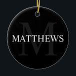 Gepersonaliseerd monogram en naam zwart keramisch ornament<br><div class="desc">De gepersonaliseerde Monogram en de Gift van de Naam kenmerkt gepersonaliseerde naam in wit en monogram in grijs als achtergrond,  in klassieke serif doopvontstijl,  op zwarte achtergrond. Ideaal voor vakantie,  gezinshereniging en speciale gelegenheden.</div>