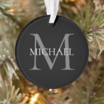 Gepersonaliseerd monogram en naam zwart ornament<br><div class="desc">Gepersonaliseerd Elegant Monogram en Naam Gifts met gepersonaliseerd monogram in klassieke serif lettertype stijl met doos van naam in het midden van monogram.</div>