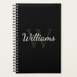 Gepersonaliseerd monogram en naam zwart planner<br><div class="desc">De gepersonaliseerde eigenschappen van het Monogram en van de Gift van de Naam personaliseerde naam in de stijl van de witte manuscriptdoopvont en monogram in grijze serif doopvontstijl als achtergrond,  op zwarte achtergrond. Perfect als cadeau voor hem,  vaderdag cadeau en cadeau voor alle speciale gelegenheden.</div>