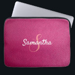 Gepersonaliseerd monogram en Roze leder Laptop Sleeve<br><div class="desc">Een prachtige roze lederen afdruklep laptophoes.
U kunt het personaliseren met jouw naam en monogram initiaal.</div>