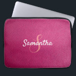 Gepersonaliseerd monogram en Roze leder Laptop Sleeve<br><div class="desc">Een prachtige roze lederen afdruklep laptophoes.
U kunt het personaliseren met jouw naam en monogram initiaal.</div>