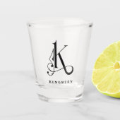 Gepersonaliseerd Monogram Letter K met Achternaam Shot Glas (Voorkant)