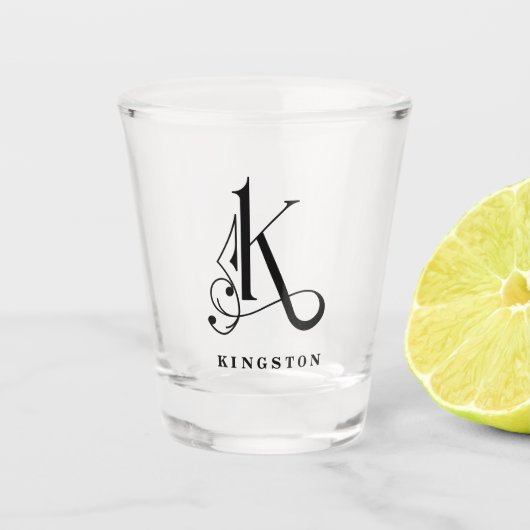 Gepersonaliseerd Monogram Letter K met Achternaam Shot Glas (Voorkant)