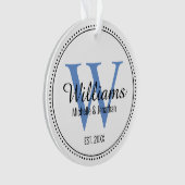 Gepersonaliseerd Monogram Pas getrouwd Blauw Acryl Ornament (voorkant)