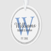 Gepersonaliseerd Monogram Pas getrouwd Blauw Acryl Ornament (voorkant)