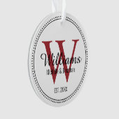 Gepersonaliseerd Monogram Pas getrouwd Rood Acryl Ornament (voorkant)