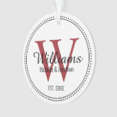 Gepersonaliseerd Monogram Pas getrouwd Rood Acryl Ornament (voorkant)