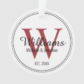 Gepersonaliseerd Monogram Pas getrouwd Rood Acryl Ornament (voorkant)