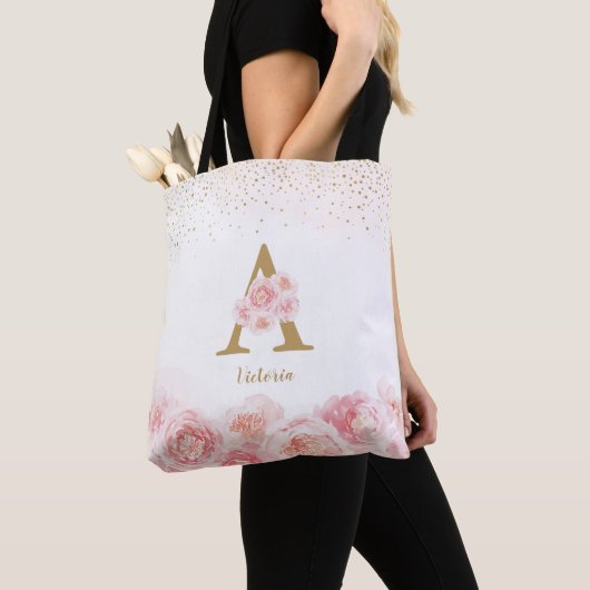Gepersonaliseerd monogram roze bloemen bruidsmeisj tote bag (Dichtbij)