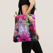 Gepersonaliseerd monogram roze en Violet Flowers Tote Bag (Dichtbij)