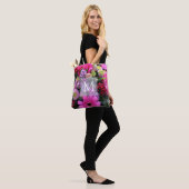 Gepersonaliseerd monogram roze en Violet Flowers Tote Bag (Op model)