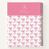 Gepersonaliseerd monogram roze strikpatroon notitieboek (Achterkant)