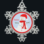 Gepersonaliseerd monogram Snowman Snowflake Orname Tin Sneeuwvlok Ornament<br><div class="desc">Deze  kerstsnowflake ornament heeft een sneeuwpop in het midden.  De sneeuwman draagt een rode sjaal en een schattige kersthoed.  Aan de kant van de sneeuwman is een plek waar je je speciale naam kunt aanpassen.  Copyright ornamentsbyhenis</div>