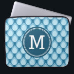 Gepersonaliseerd monogram trappelpatroon blauw laptop sleeve<br><div class="desc">Deze stijlvolle laptophoes is voorzien van een uniek trappenvormpatroon in tinten blauw. Pas het aan door de placeholder tekst te vervangen. Klik op de knop "Aanpassen" voor meer opties zoals het wijzigen van het lettertype en de grootte van het lettertype. *Gelieve te merken op dat het Zazzle Watermerk dat in...</div>