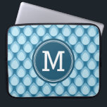 Gepersonaliseerd monogram trappelpatroon blauw laptop sleeve<br><div class="desc">Deze stijlvolle laptophoes is voorzien van een uniek trappenvormpatroon in tinten blauw. Pas het aan door de placeholder tekst te vervangen. Klik op de knop "Aanpassen" voor meer opties zoals het wijzigen van het lettertype en de grootte van het lettertype. *Gelieve te merken op dat het Zazzle Watermerk dat in...</div>