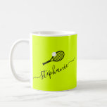 Gepersonaliseerd monogram van Womens Tennis Koffiemok<br><div class="desc">Elegant vrouwelijk tennismonogram op een gepersonaliseerde mok met een elegante scriptnaam op een felgele,  groene en zwarte achtergrond die kan worden veranderd in elke kleur,  perfect voor een vrouw of meisjes tennisspeler,  coach,  instructeur,  of kampadviseur of teampartner.</div>