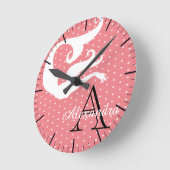 Gepersonaliseerd monogram zalm op witte koraalzalm ronde klok (Hoek)