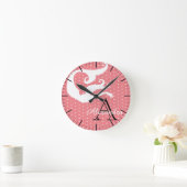 Gepersonaliseerd monogram zalm op witte koraalzalm ronde klok (Huis)