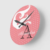 Gepersonaliseerd monogram zalm op witte koraalzalm ronde klok (Hoek)