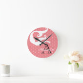 Gepersonaliseerd monogram zalm op witte koraalzalm ronde klok (Huis)