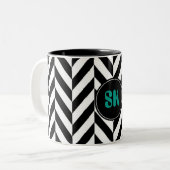 Gepersonaliseerd monogram zwart-wit herringbone - tweekleurige koffiemok (Voorkant links)