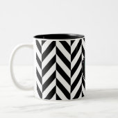 Gepersonaliseerd monogram zwart-wit herringbone - tweekleurige koffiemok (Links)