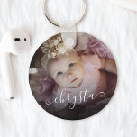 Gepersonaliseerd Naam Baby Foto  Chic Script Sleutelhanger<br><div class="desc">Creëer uw eigen gepersonaliseerde ronde sleutelhanger met uw douane  handgeschreven manuscriptnaam en favoriete foto.</div>