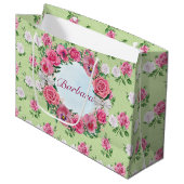 Gepersonaliseerd naam roze en witte rozen groot cadeauzakje (Voorkant Gekanteld)