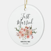 Gepersonaliseerd Net getrouwd Peach Floral Keramisch Ornament (Links)