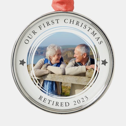 Gepersonaliseerd Onze Eerste Kerstmis Gepensioneer Metalen Ornament (Voorkant)