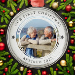 Gepersonaliseerd Onze Eerste Kerstmis Gepensioneer Metalen Ornament<br><div class="desc">Personaliseer dit ornament met een favoriete foto van je pensioen om een ornament te creëer om aan je boom te hangen.</div>