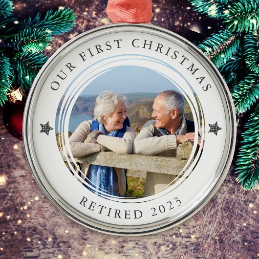 Gepersonaliseerd Onze Eerste Kerstmis Gepensioneer Metalen Ornament