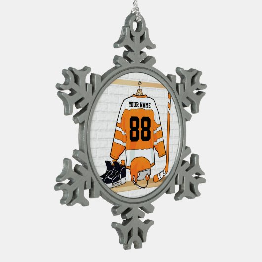 Gepersonaliseerd Oranje en wit ijs Hockey Jersey Tin Sneeuwvlok Ornament (Links)